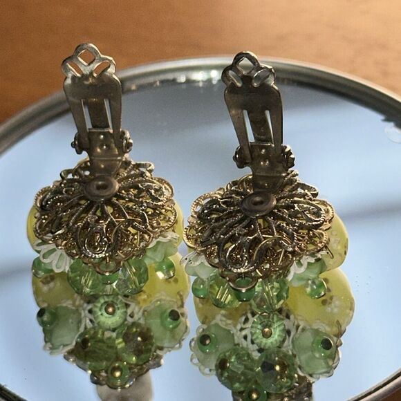 Vintage 60s Alice Caviness light green & white beaded clip on earrings - Picture 4 of 5